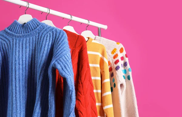 Colección Suéteres Calientes Colgando Estante Contra Fondo Color —  Fotos de Stock