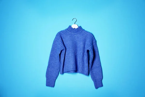 Percha Con Suéter Elegante Sobre Fondo Color — Foto de Stock