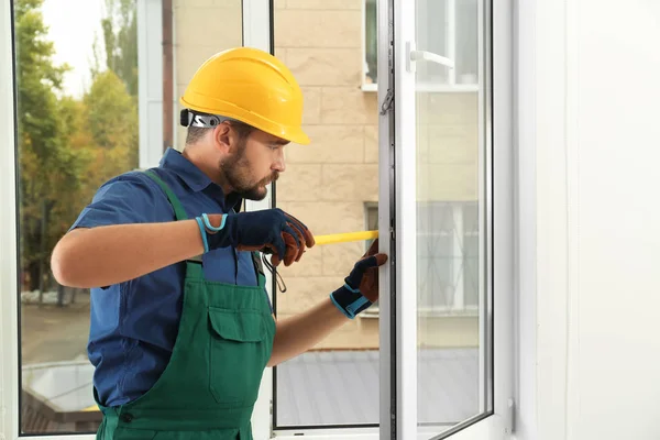 Trabajador Construcción Instalando Ventana Nueva Casa — Foto de Stock