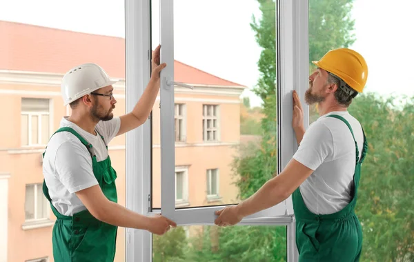 Trabajadores Construcción Instalando Nueva Ventana Casa —  Fotos de Stock