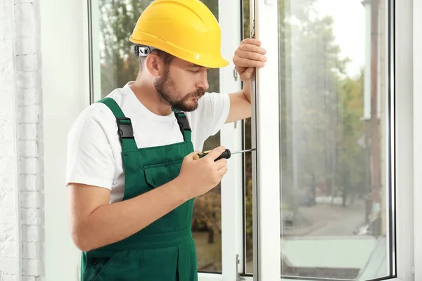 Trabajador Construcción Instalando Ventana Nueva Casa — Foto de Stock