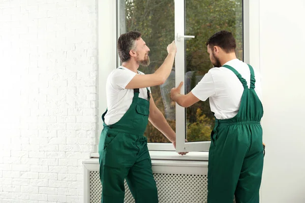 Trabajadores Construcción Instalando Nueva Ventana Casa — Foto de Stock