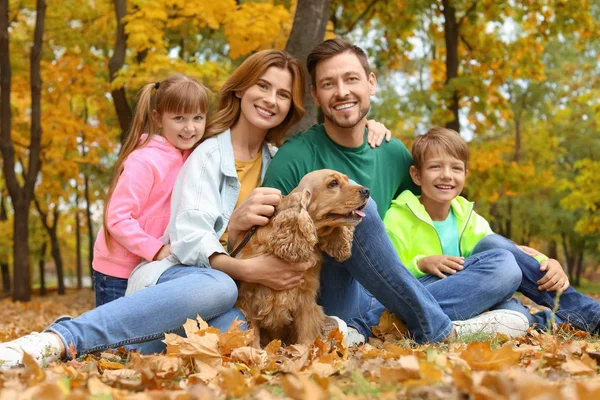 Gelukkige Familie Met Kinderen Hond Park Herfstwandeling — Stockfoto