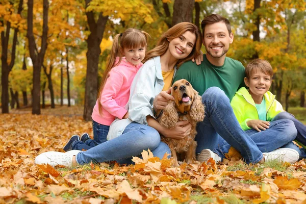Šťastná Rodina Dětmi Psem Parku Podzimní Procházka — Stock fotografie