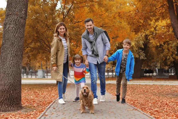 Glückliche Familie Mit Kindern Und Hund Park Herbstwanderung — Stockfoto