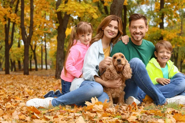 Gelukkige Familie Met Kinderen Hond Park Herfstwandeling — Stockfoto