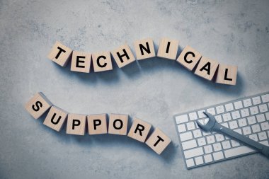 Kelime teknik destek, bilgisayar klavye ile kompozisyon yat ve renk arka plan üzerinde anahtarı