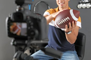 Spor blogger ile topu evde fotoğraf makinesinde video kayıt
