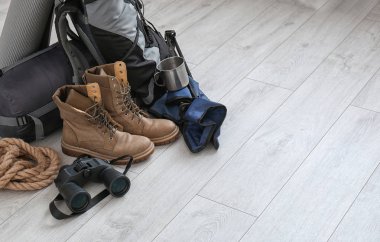 Kamp malzemeleri seti ahşap zemin üzerinde uyku tulumu ile. Metin için yer