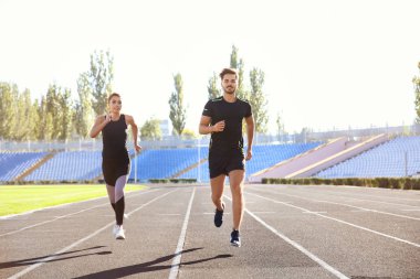 Sportif çift güneşli sabahı Stadı'nda çalışan