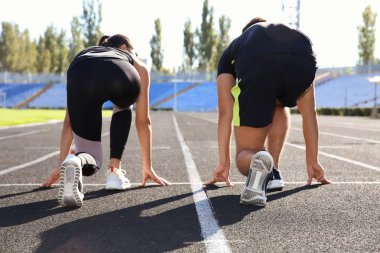 Sportif çift Stadyumu'nda güneşli sabahı çalıştırmak için hazır