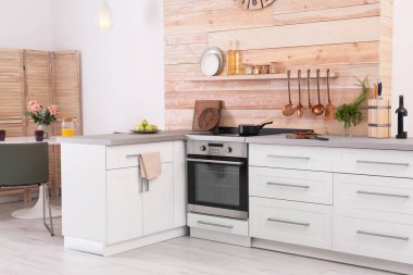 Yeni fırın ile hafif modern mutfak iç