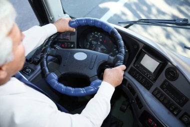 Direksiyon simidi, profesyonel otobüs şoförü. Yolcu taşımacılığı