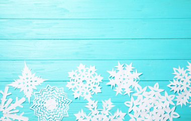 Kar taneleri ve ahşap arka plan, üstten görünüm üzerinde metin için yer ile kompozisyon. Festival kış tasarım