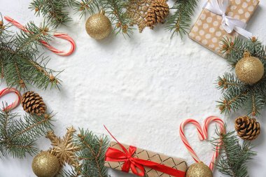 Noel dekor ve kar üzerinde metin için yer düz yatıyordu kompozisyonu. Festival kış tasarım