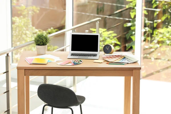 Designerarbeitsplatz Mit Laptop Und Farbmustern Auf Dem Tisch — Stockfoto