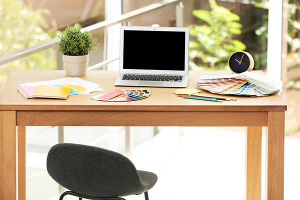 デザイナーのテーブルにノート パソコンとペイントのカラー パレット サンプル職場 — ストック写真