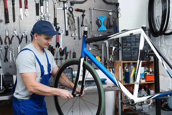 Mecánico Profesional Reparando Bicicleta Taller Moderno — Foto de Stock