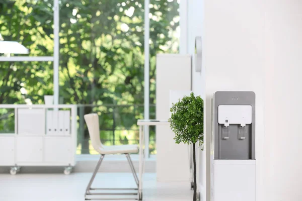 Refrigerador Água Moderno Interior Escritório Elegante — Fotografia de Stock