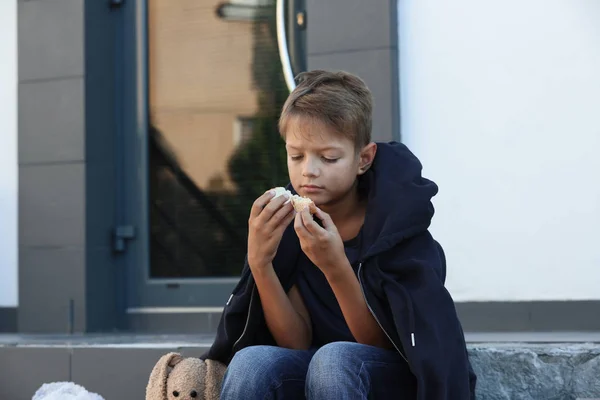 街の通りにパンと貧しい少年 — ストック写真