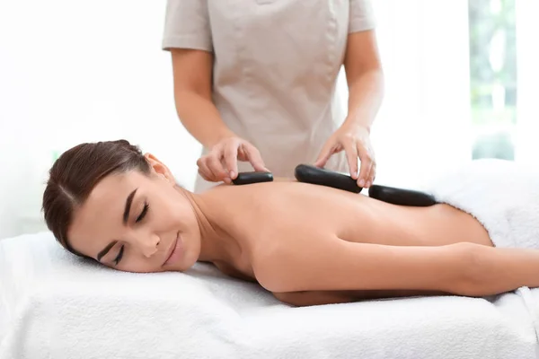 Schöne Junge Frau Bekommt Hot Stone Massage Wellness Salon — Stockfoto