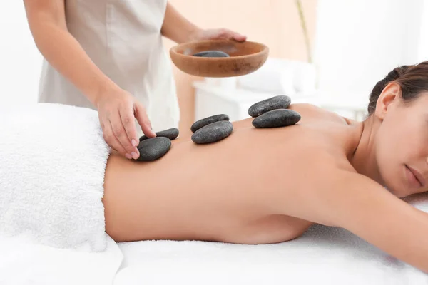 Mooie Jonge Vrouw Getting Hot Stone Massage Spa Salon — Stockfoto