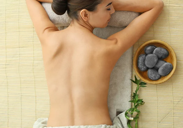 Mooie Jonge Vrouw Ontspannen Massage Bamboe Mat Bovenaanzicht — Stockfoto
