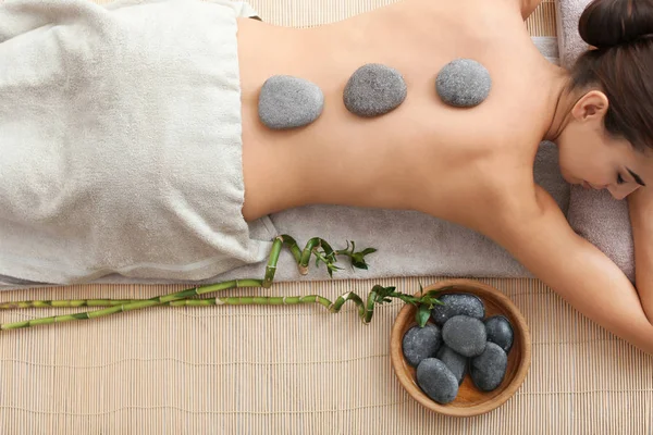 Mooie Jonge Vrouw Getting Hot Stone Massage Spa Salon Bovenaanzicht — Stockfoto