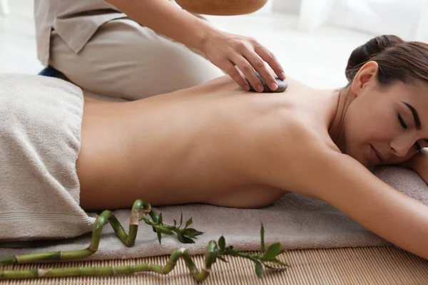 Mulher Bonita Recebendo Massagem Pedra Quente Salão Spa — Fotografia de Stock