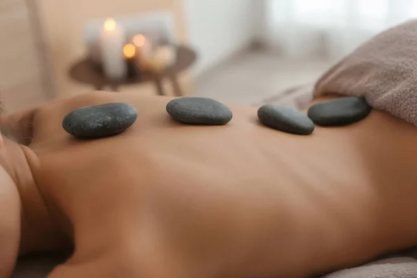 Hermosa Mujer Joven Acostada Mesa Masaje Salón Spa — Foto de Stock