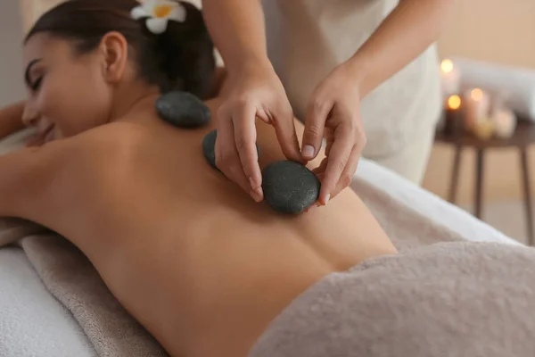 Mulher Bonita Recebendo Massagem Pedra Quente Salão Spa — Fotografia de Stock
