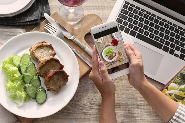 Blogueur Prenant Des Photos Nourriture Avec Téléphone Portable Gros Plan — Photo