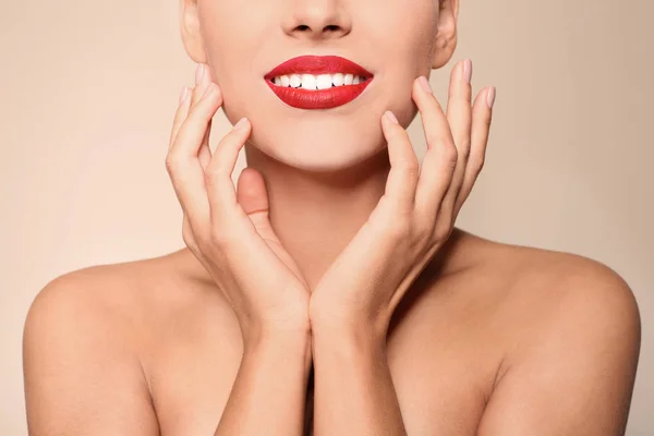 Bella Giovane Donna Con Labbra Rosse Sfondo Colore Primo Piano — Foto Stock