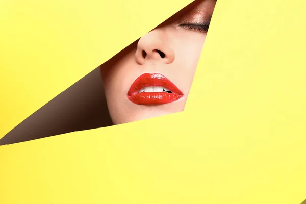 Vista Bela Jovem Com Lábios Vermelhos Através Recorte Papel Colorido — Fotografia de Stock