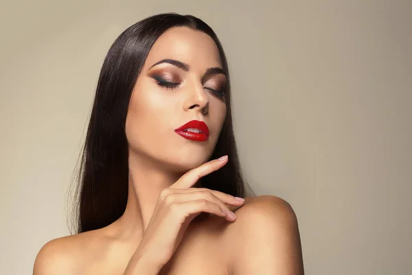 Retrato Una Hermosa Mujer Joven Con Labios Brillantes Rojos Sobre — Foto de Stock