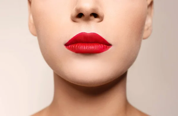Güzel Genç Kadın Portre Renk Arka Plan Üzerinde Kırmızı Dudaklar — Stok fotoğraf