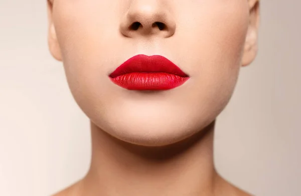 Bella Giovane Donna Con Labbra Rosse Sfondo Colore Primo Piano — Foto Stock