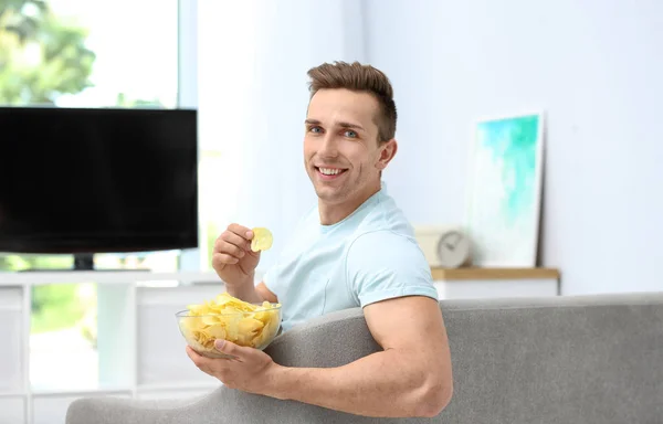 Homme Manger Des Croustilles Tout Regardant Télévision Dans Salon — Photo