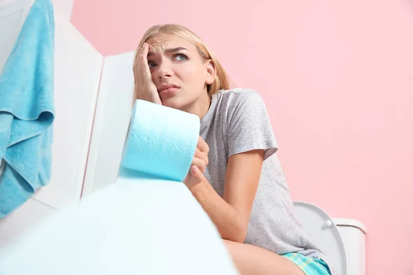 Femme Avec Rouleau Papier Assis Sur Bol Toilette Dans Salle — Photo