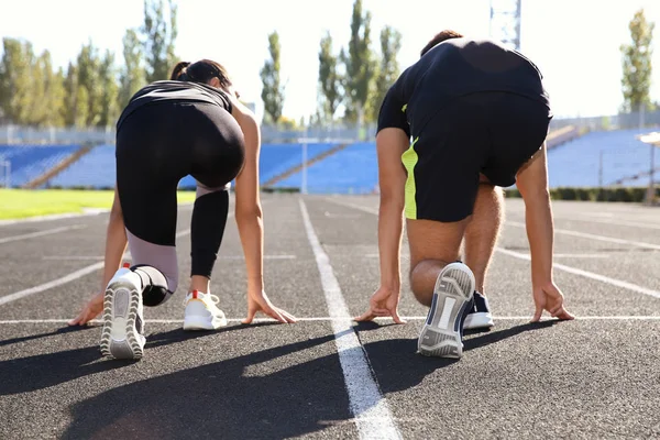 Sportig Par Redo För Att Köra Stadion Solig Morgon — Stockfoto