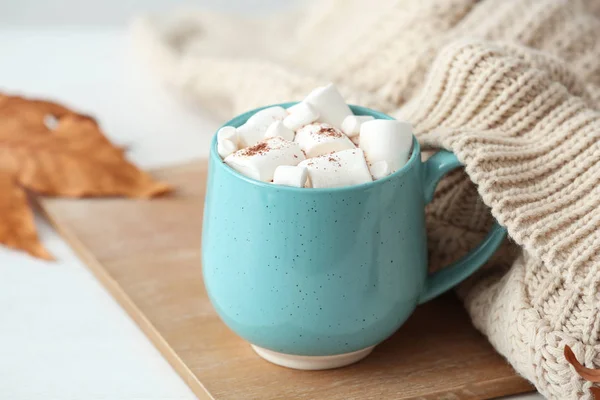 Tasse Heißgetränk Mit Marshmallows Und Herbstpullover Auf Dem Tisch — Stockfoto