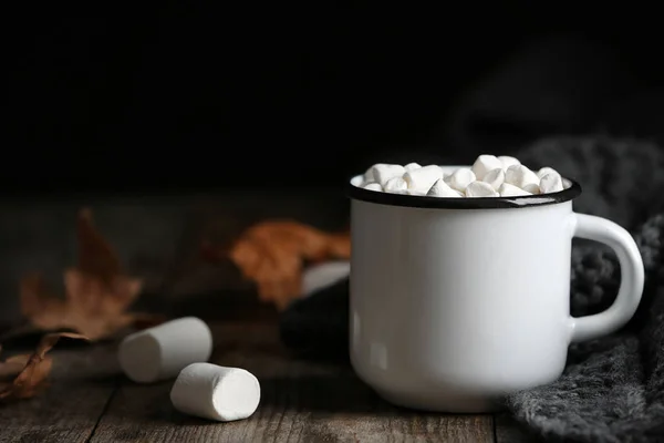 Becher Mit Heißem Getränk Mit Marshmallows Pullover Und Herbstlaub Auf — Stockfoto