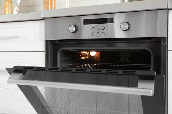 Buka Oven Modern Dibangun Dapur Furnitur Closeup — Stok Foto