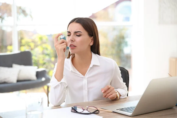 Νεαρή Γυναίκα Άσθμα Inhaler Στο Τραπέζι Στο Φως Του Δωματίου — Φωτογραφία Αρχείου