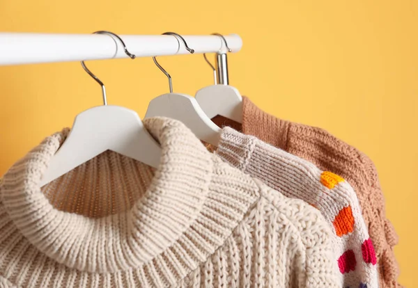 촬영에 매달려 따뜻한 스웨터의 컬렉션 — 스톡 사진