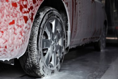 Otomatik araba yıkama, closeup köpükle kaplı. Temizleme Servisi