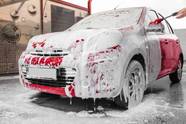Araba yıkama köpük kırmızı otomobil. Temizleme Servisi