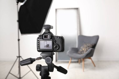 Profesyonel ekipmanlı modern fotoğraf stüdyosunun içi.