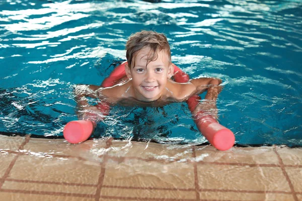 Niño Pequeño Con Fideos Para Nadar Piscina Cubierta — Foto de Stock