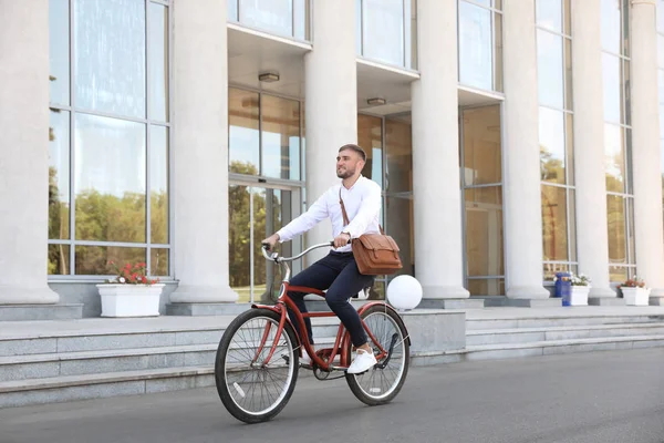 Homme Attrayant Vélo Sur Rue Ville — Photo